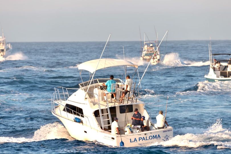 Puede ser una imagen de 6 personas, personas pescando, barco y texto